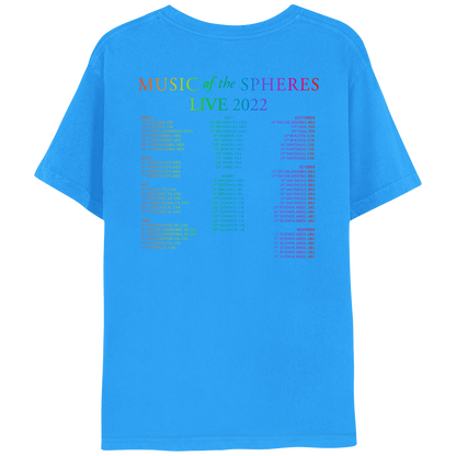 Back: MUSIC OF THE SPHERES, and 2022 tour dates&cities, in a neon colors gradient of orange, yellow, green, blue, violet, pink fuchsia and red. LIVE 2022, in light&dark greens, blues&purples. The dates go from March to November, organized in 3 columns. The shirt is a bright blue, slightly lighter than the teal edition of the Music Of The Spheres tee. The background of the planets in their orbital circles is blue as well
