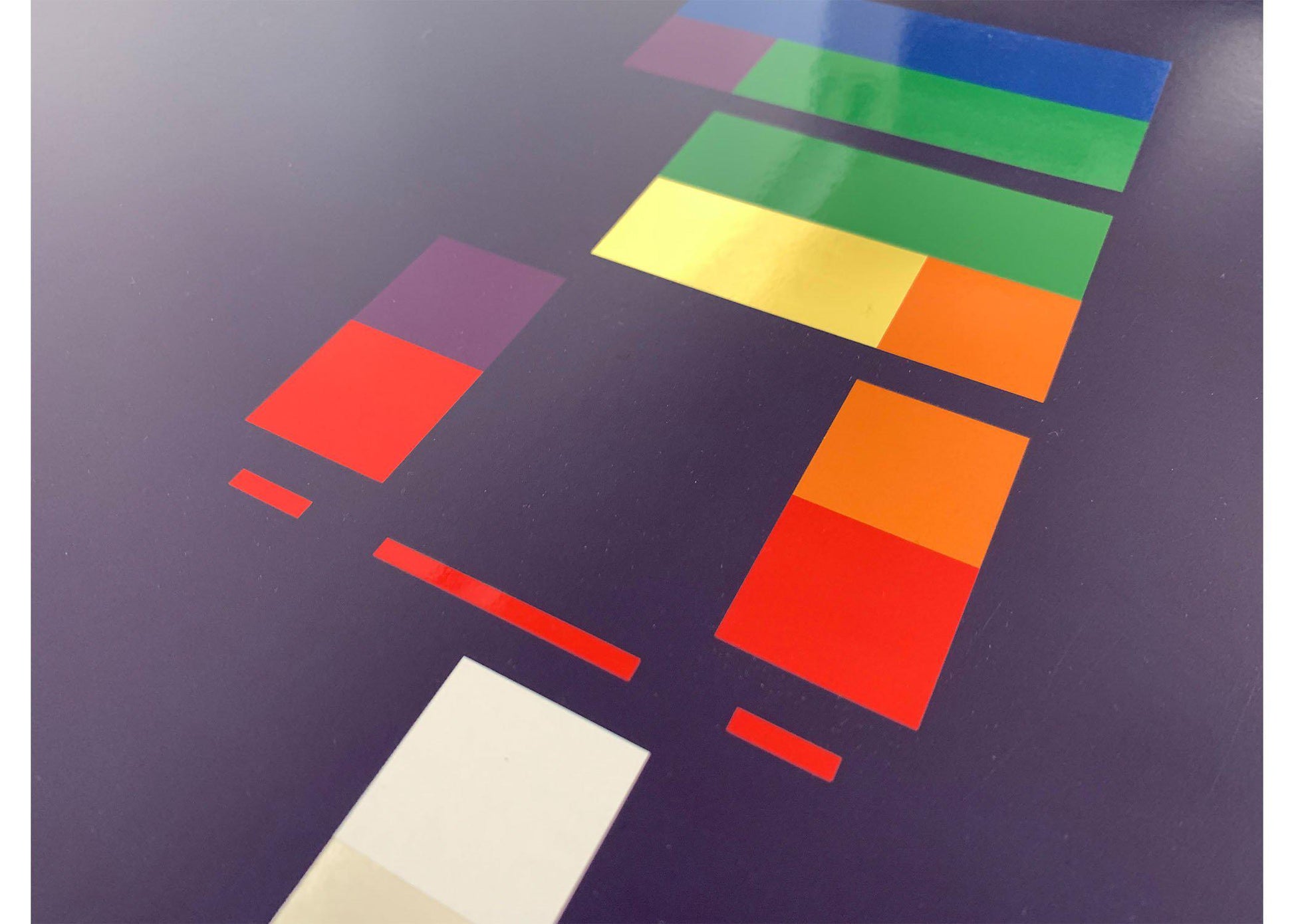 Image 2:
How to read code: Squares are made up of gradients between 2 colors, laid out in 4 columns. A colored square means 1, a gap means 0; Column 1: Black gray, gap, red orange, orange green, green blue; 10111=x; 2nd: Black gray, gray white, gap, yellow green, green blue; 11011=shift; 3rd: Gap, gap, gap, yellow green, green blue; 00011=9; Shift 9=&; 4th: Black gray, gap, red violet, gap, violet blue; 10101=Y